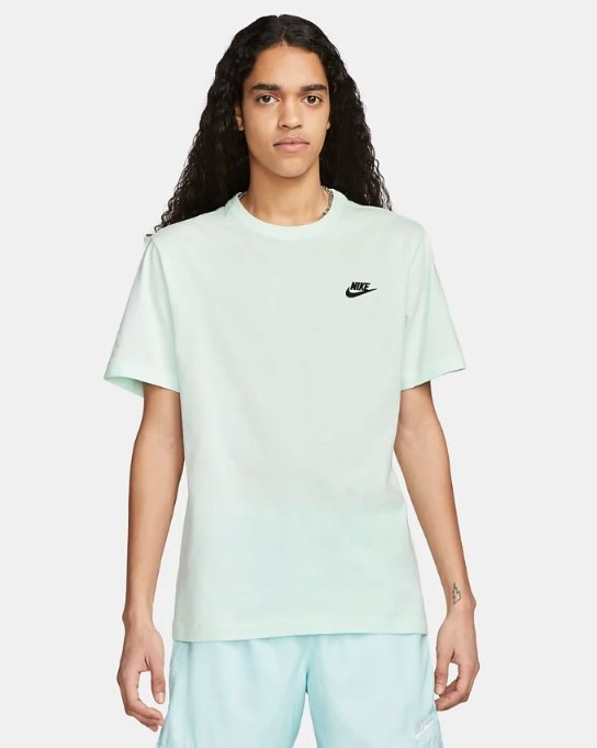 CAMISETA MANGA CORTA NIKE SPORTSWEAR CLUB MENS T-SHIRT VERDE AZULADO 100% ALGODN SUAVE Y LIGERO PARA USO DIARIO AJUSTE ESTNDAR PARA UNA SENSACIN CMODA Y RELAJADA