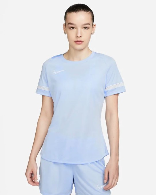 CAMISETA MANGA CORTA NIKE DRI-FIT ACADEMY WOMENS SOCCER SU22 AZUL 100% POLISTER RECICLADO TECNOLOGA DRI-FIT PARA MANTENER LA TRANSPIRABILIDAD Y LA COMODIDAD TEJIDO LIGERO QUE OFRECE SUAVIDAD Y ELASTICIDAD