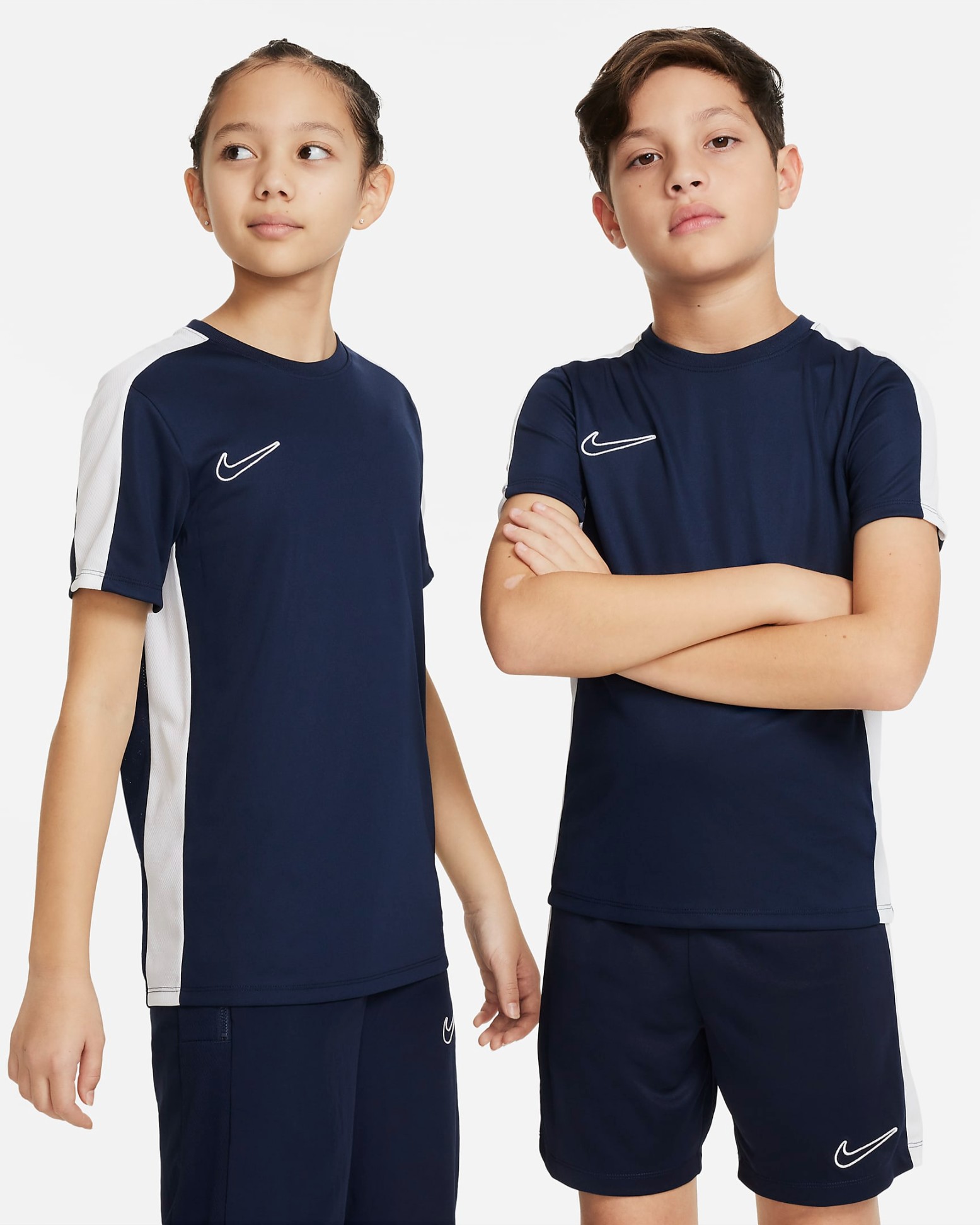 CAMISETA MANGA CORTA NIKE DRI-FIT ACADEMY23 KIDS SOCCER MARINO / BLANCO