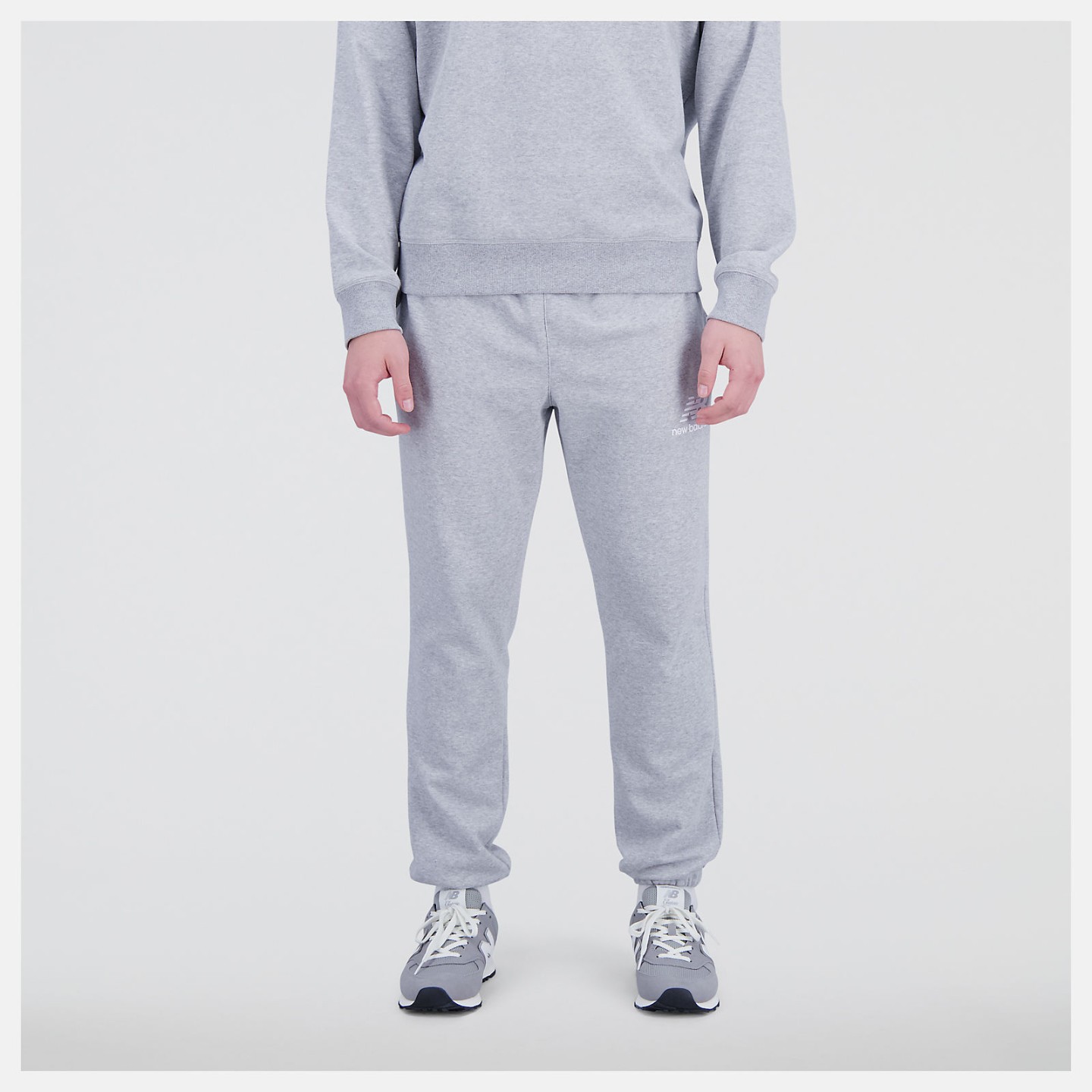 PANTALN LARGO ESSENTIALS STACKED LOGO FRENCH TERRY SWEATPANT ATHLETIC GREY