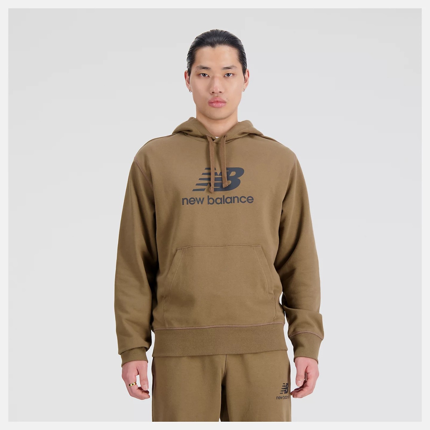 SUDADERA CAPUCHA ESSENTIALS STACKED LOGO FRENCH TERRY HOODIE MARRON