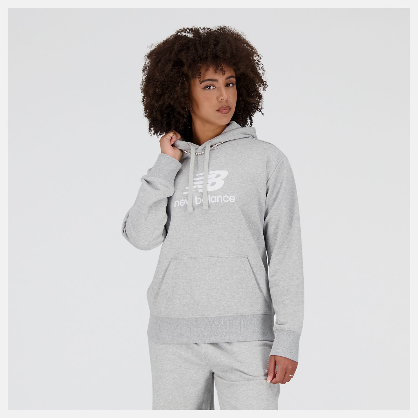 SUDADERA CAPUCHA ESSENTIALS STACKED LOGO FRENCH TERRY HOODIE ATHLETIC GREY